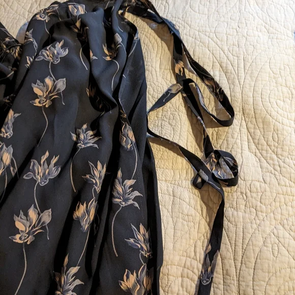 Banana Republic 100% silk and 100% silk lining wrap around skirt black floral 2 - Picture 4 of 6
